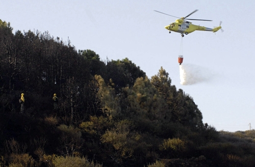 Un helicoptero interviene en las labores de extinción del incendio forestal de Isora el pasado 7 de septiembre.| DA