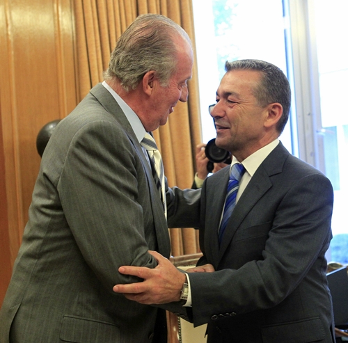El rey Juan Carlos saluda al presidente de Canarias, Paulino Rivero. | EFE