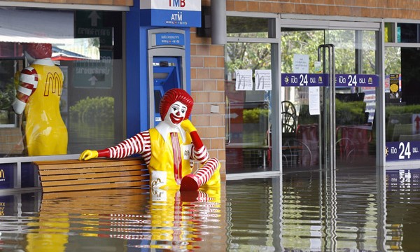 Ronald McDonald, bajo el agua