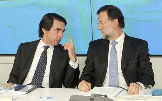 El líder del PP Mariano Rajoy junto al expresidente del Gobierno, José María Aznar, al comienzo de la reunión del Comité Ejecutivo Nacional del partido. / EFE