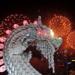 Los fuegos artificiales iluminan el cielo de Singapur junto a la estatua de un dragón de porcelana durante la celebración de la víspera del Año Nuevo chino que en esta edición está dedicado al Dragón, símbolo de buena suerte y guardián de los tesoros y la sabiduría. | EFE