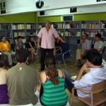 Galiardo, en un encuentro con el público en la biblioteca.| DA