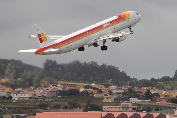 Una avión de la compañía Iberia despega del aeropuerto de Los Rodeos. | DA
