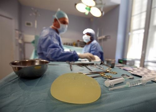 Detalle de un implante mamario durante una operación. | DA