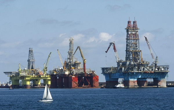 Unas plataformas petrolíferas repostan en el puerto de Las Palmas de Gran Canaria. / EFE