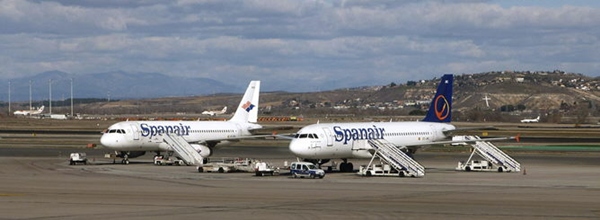 Imagen de archivo de varios aviones estacionados en la pista del aeropuerto Reina Sofía, en el Sur de Tenerife. | DA