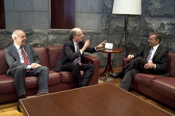 El presidente del Gobierno de Canarias, Paulino Rivero, ya se entrevistó con el presidente de Repsol, Antonio Brufau (centro) y el presidente de Upstream, Nemesio Fernández-Cuesta, en el mes de marzo. | EFE