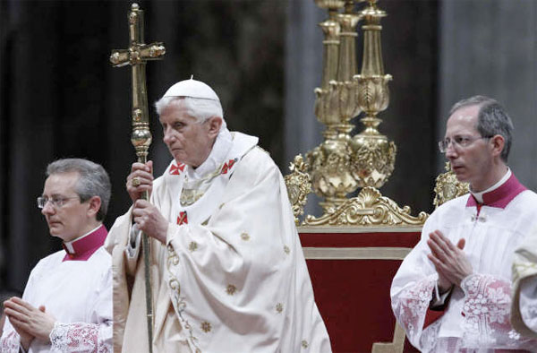 El papa Benedicto XVI (c) ora mientras celebra en la basílica de San Pedro del Vaticano la Vigilia Pascual. / EFE