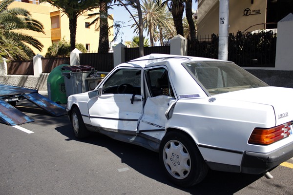 Daños en un vehículo que sufrió un accidente mientras circulaba por una Avenida de Santa Cruz de Tenerife. | DA