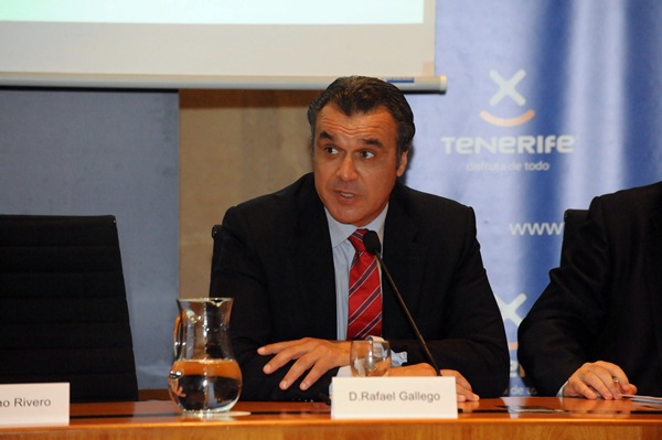 Rafael Gallego, presidente de la Asociación de Agencias de Viajes, durante las I Jornadas de Turismo. / DA