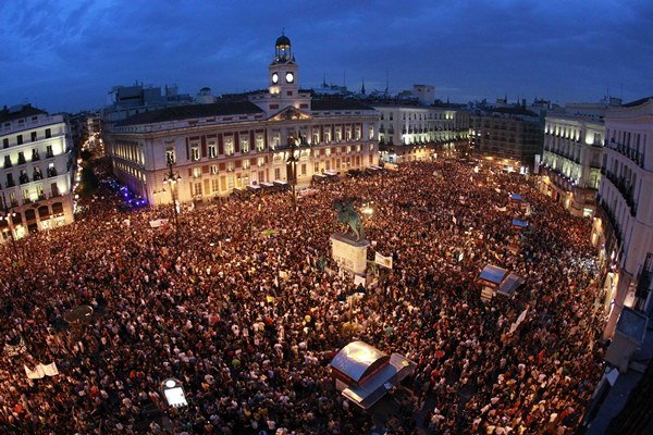 Integrantes del Movimiento 15M en la Puerta del Sol de Madrid en el primer aniversario del movimiento reivindicativo. | EFE