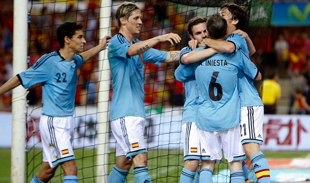 Iniesta y Silva salvan a una España sin estrella