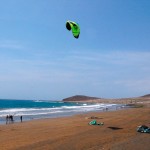El Médano es un paraíso para los practicantes de windsurf y kitesurf y para los bañistas. / DA