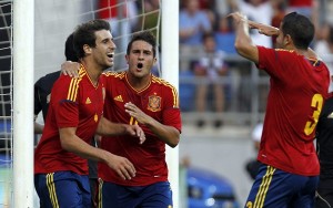 Los jugadores de la selección olímpica española, Javi Martinez (i), Koke (c) y Dominguez, celebran el gol de la victoria del combinado español