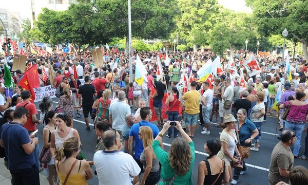 Más de 30.000 personas protestan en Santa Cruz contra los recortes 