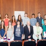 Foto de familia de los alumnos con las autoridades académicas y directora de CajaCanarias | Prensa ULL