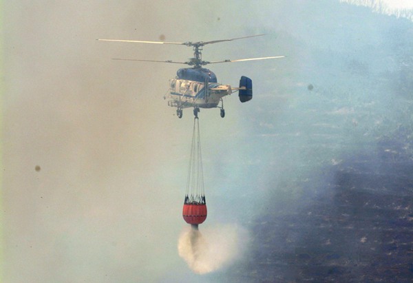 Un helicóptero Kamov actúa durante el incendio que afectó en agosto a la zona de Erjos. | MOISÉS PÉREZ