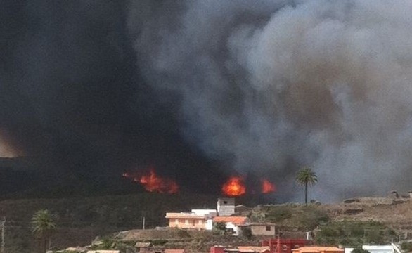 Se mantiene activo el incendio de La Gomera y obliga a nuevos desalojos