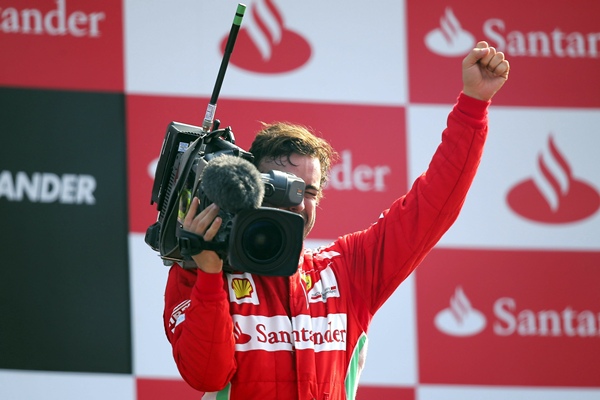 Fernando Alonso, de Ferrari, filma a los espectadores desde el podio