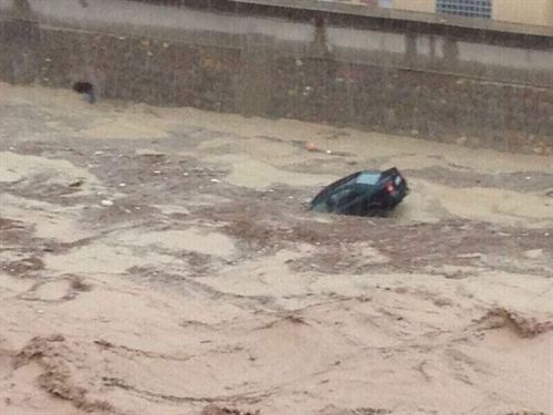 fotonoticia: un coche se hunde por la lluvia