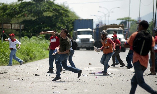 Varios heridos por un enfrentamiento entre simpatizantes de Chávez y de Capriles