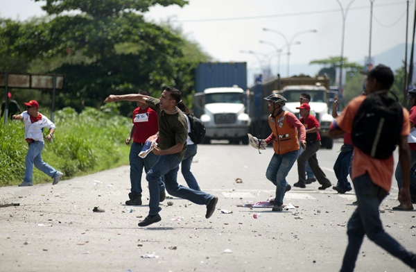 VENEZUELA ENFRENTAMIENTO ENTRE CHAVISTAS Y OPOSITORES EN PUERTO CABELLO
