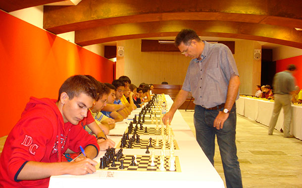 Illescas en la simultánea de ajedrez en La Palma