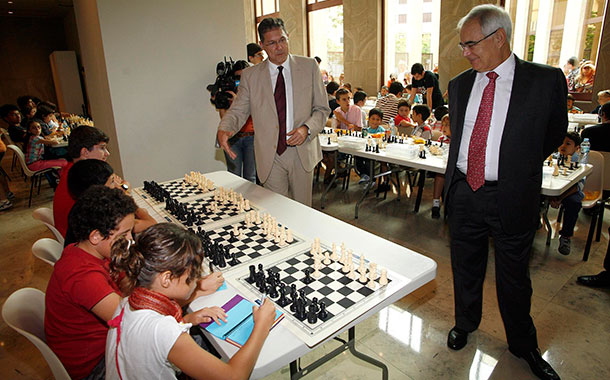 Miguel Illescas ajedrez niños Cajacanarias
