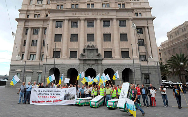 Protesta de trabajadores de las empresas del Cabildo tinerfeño