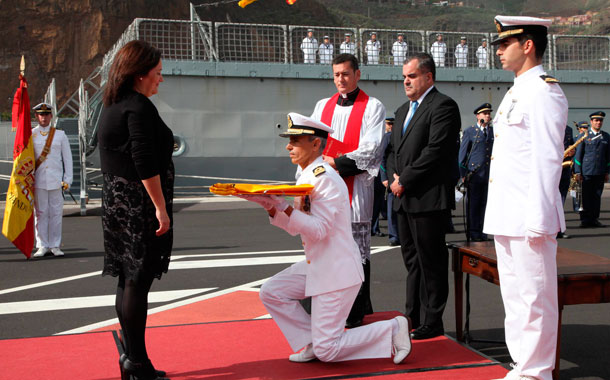 Buque 'Rayo' entrega de bandera de combate
