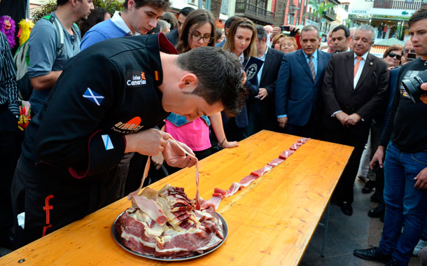 Fran Alonso cortó la loncha de jamón más larga del mundo
