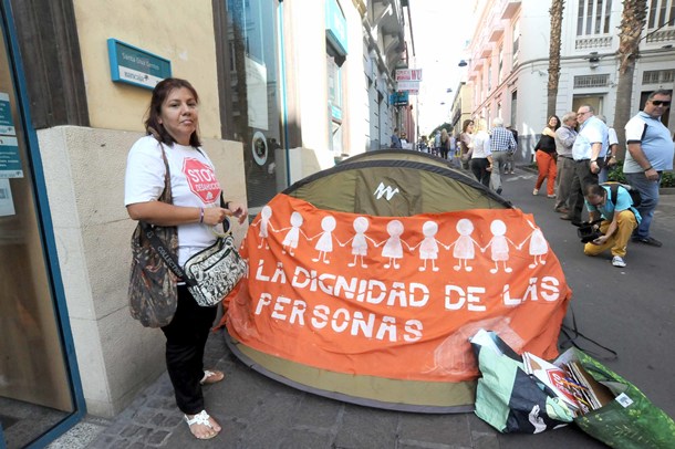 Carmen Omaña huelga de hambre por desahucio delante de bancaja BANKIA JG