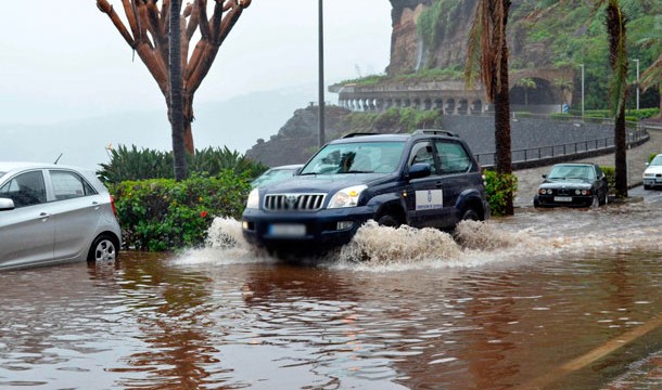 Las lluvias dejan desprendimientos y cortes de carreteras en Tenerife