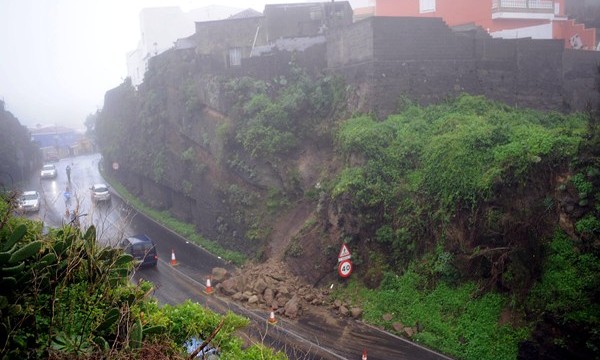 El aguacero corta carreteras en La Palma y Tenerife