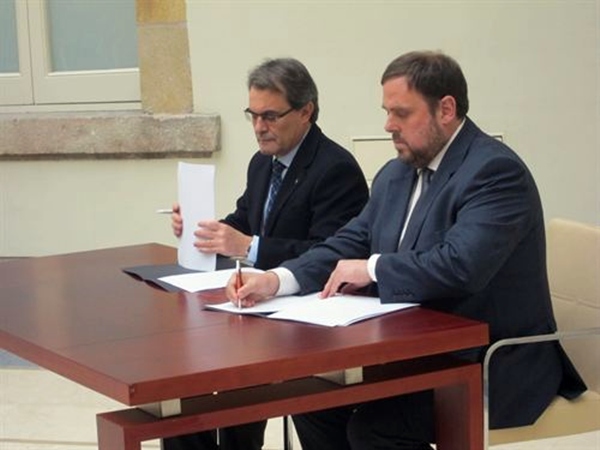 Artur Mas (CiU) y Oriol Junqueras (ERC) firman el pacto de gobernabilidad