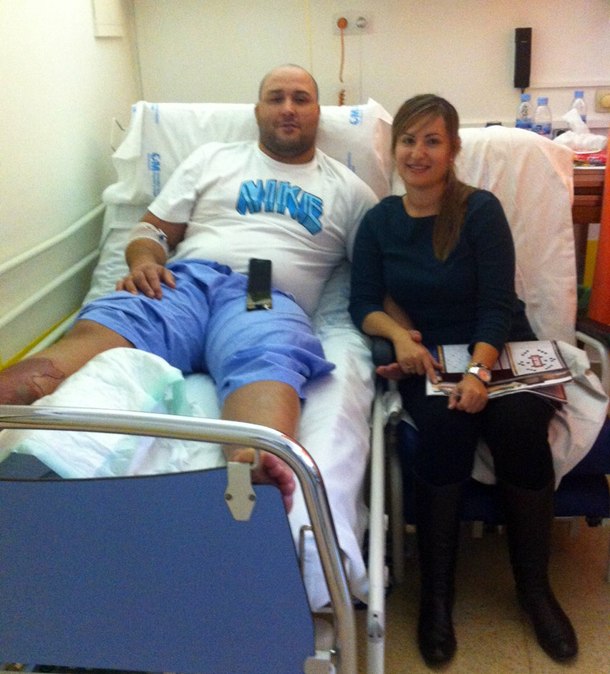 Raúl González y su mujer en el Hospital