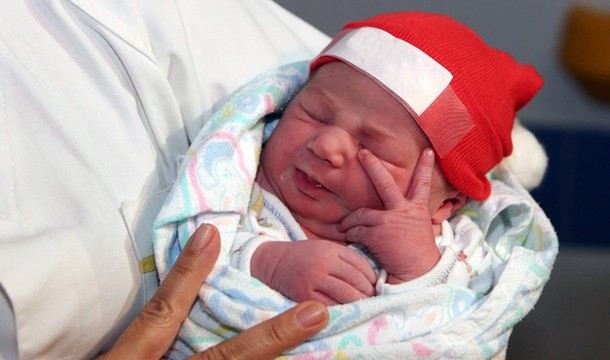 CaixaBank entregará al primer bebé que nazca en Canarias en 2016 una Megalibreta con 2.000 euros