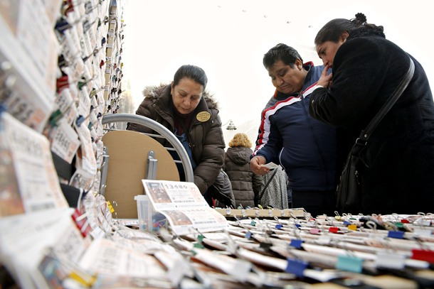 Puestos ambulantes de lotería en la madrileña Puerta del Sol, que dibujan una estampa de ilusión y esperanza de cara al sorteo