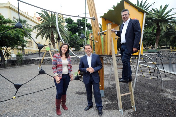 Alicia Álvarez, José Manuel Bermúdez y Dámaso Arteaga parque infantil Viera y Clavijo jg