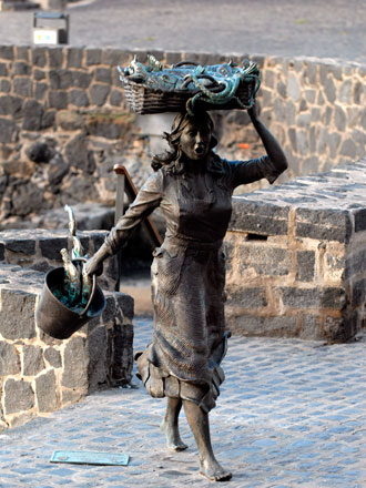 Estatua vendedoras pescado