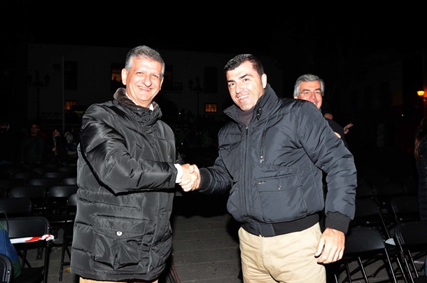 Efusivo saludo de Linares (CC) y Domínguez (PP) en el concurso de murgas del Norte, paralelamente al cierre de la moción de censura. / MOISÉS PÉREZ