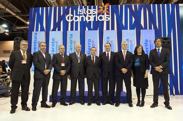 Paulino Rivero junto al vicenconsejero de Turismo y los presidentes de los siete Cabildos. | DA