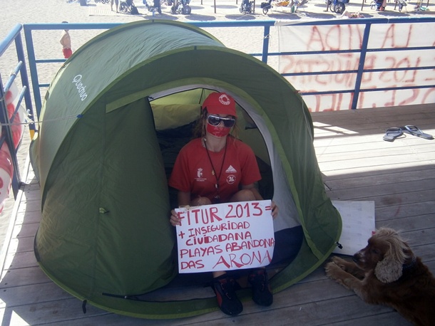 Verónica Rodríguez, ayer, en el puesto de salvamento de Playa de Las Vistas, donde está acampada. | N.D.