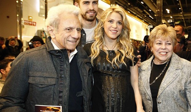 Shakira arropa a su padre en la presentación del libro 