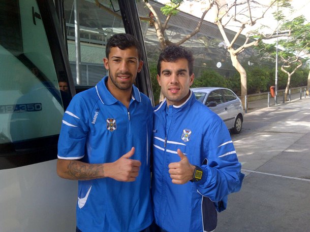 Los dos futbolistas posan juntos antes del viaje a Zamora, el pasado sábado. / CD TENERIFE