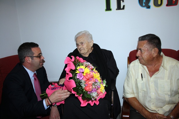 El alcalde Sergio Matos junto a doña Humbelina y su Carmelo. / DA