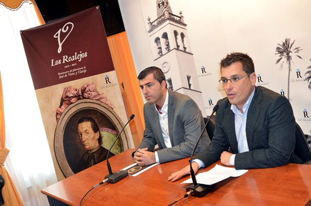 El alcalde, Manuel Domínguez (izquierda) y el concejal de Cultura, Adolfo González. / MOISÉS PÉREZ