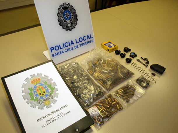 Material localizado por la Policía Local y los operarios de Urbaser en Santa Cruz. | POLICÍA LOCAL