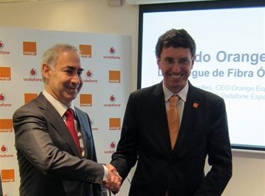 Antonio Coimbra de Vodafone España y Jean Marc Vignolles de Orange España durante la presentación del acuerto. | E.P.