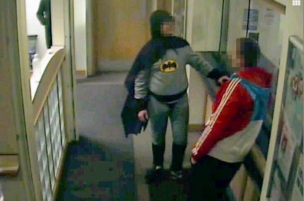 Un hombre disfrazado de Batman entrega a un delincuente. | EFE